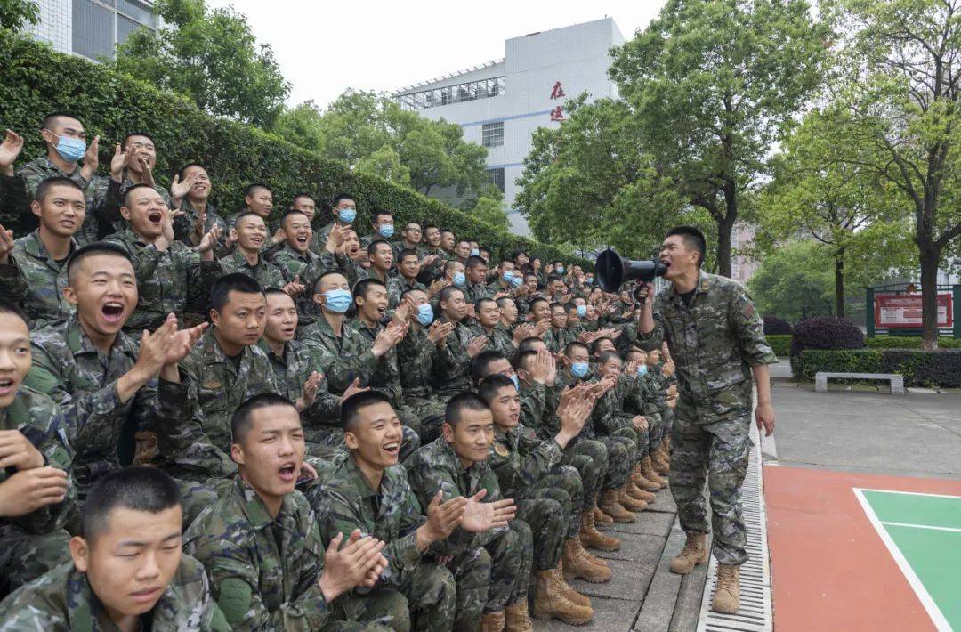  败北引发热议！，德罗巴在RNG比赛中晋级下一阶段赛场气氛高涨