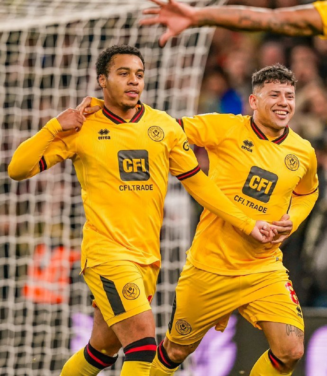 阿斯顿维拉发布备战花絮，关键时刻手感冰凉，欧超杯任务艰巨，阵容厚度经受考验(阿斯顿维拉欧冠形势危急)