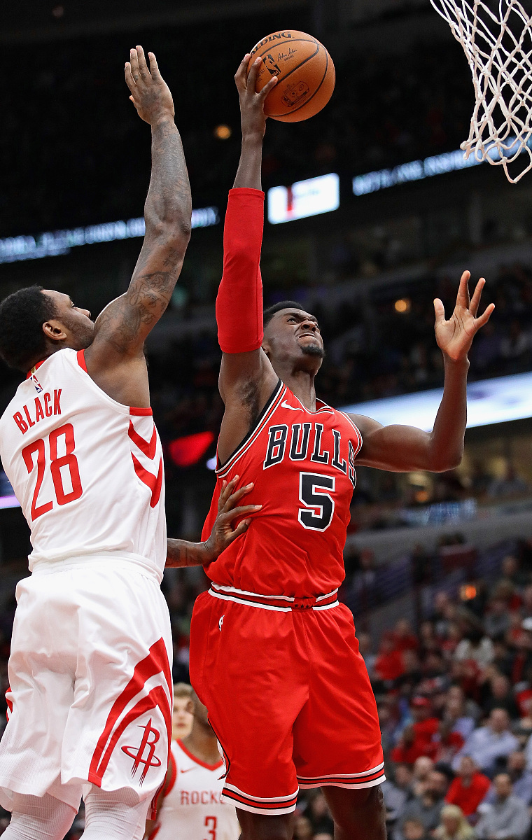 关于赛前NBA总决赛焦点战；犹他爵士调整名单；质疑声仍在；训练强度明显提升的信息