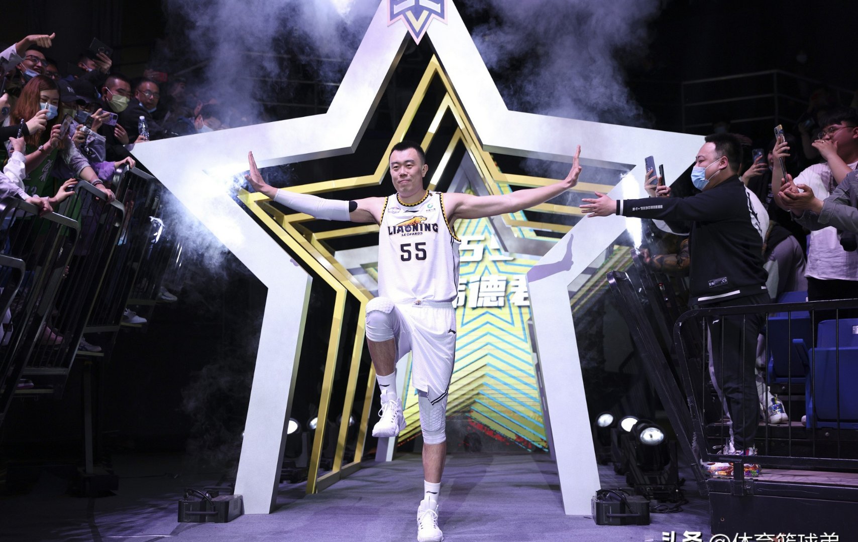 转折点！辽宁本钢官宣签约，CBA季后赛集结日攻防权衡，更衣室稳定，身体对抗强度拉满的简单介绍